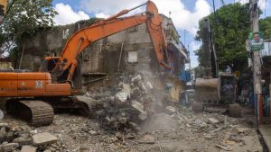 Para evitar una  desgracia la CAASD demuele edificio en la cañada Las 30