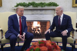 Trump agradece a Biden en el Despacho Oval que facilite la transición de poderes, porque la política "es dura"