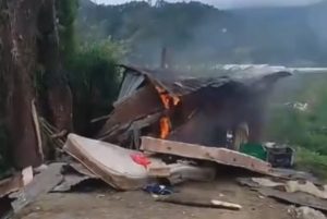 Dominicanos queman casas de haitianos en Constanza