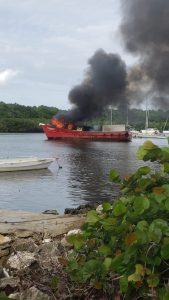 Cuatro sufren quemaduras tras explosión y fuego en un barco