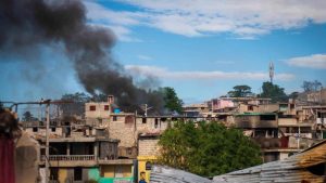 Bandas armadas en Haití  incendian casas