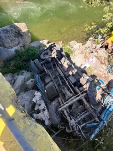 Mueren dos al volcarse camion en una seccion de SAJOMA