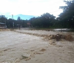 Varias comunidades incomunicadas en Puerto Plata tras crecidas de ríos, arroyos y cañadas