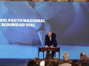 Abinader firma Pacto Nacional por la seguridad vial