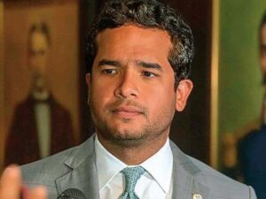 Omar Fernández muestra alarma por aumento de partos de haitianas