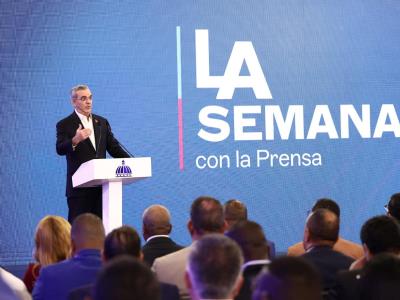 Luis Abinader firma decreto por seguridad vial