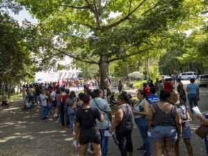 Cómo fue el primer día de entrega del bono navideño