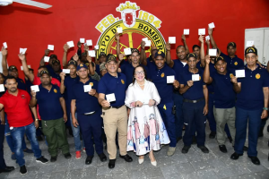 Gobernadora Rosa Santos entrega la «Brisita Navideña» a los bomberos de Santiago