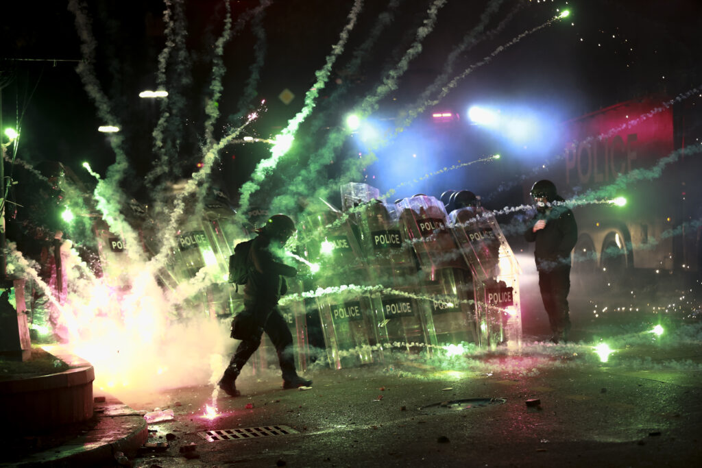 Más de cien detenidos y palizas policiales en las protestas proeuropeas en Georgia