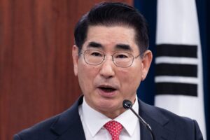 El ex ministro de Defensa de Corea del Sur es detenido por cargos de traición un día después de que el presidente sobreviviera al proceso de destitución