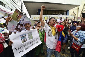 Los familiares de los chicos desaparecidos en Ecuador durante la identificación de los cuerpos: "No dormimos, no comemos, ya no tenemos vida"