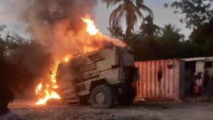 Incendian dos vehiculos blindados de la Misión Multinacional en Haití