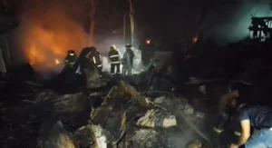 Dos niños mueren quemados al incendiarse 15 viviendas