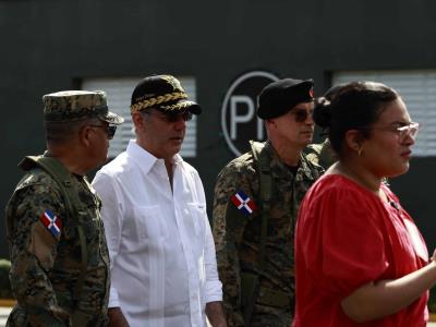 Abinader promete mejorar condiciones laborales de los militares