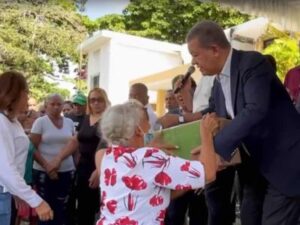 Leonel defiende su método de entrega de cajas navideñas