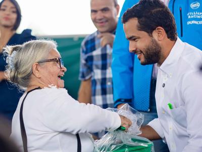 Omar Fernández entrega 12,000 kits de alimentos a vulnerables