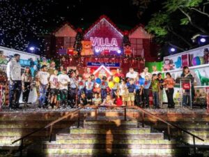 Realizan encendido de Villa Navidad en Santiago