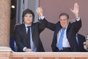 Edmundo González recibe el apoyo de los venezolanos desde el balcón de la Casa Rosada acompañado por Javier Milei