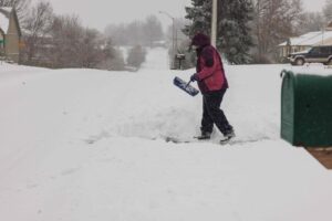 Una gran tormenta invernal cancela cientos de vuelos, corta carreteras y deja a millones de personas en casa en EEUU