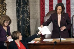 El Congreso ratifica la victoria de Trump, y sin una turba violenta cuatro años después