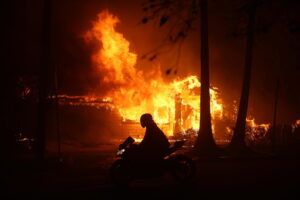 Atrapado en el incendio que devora Los Ángeles: "El fuego nos está rodeando"