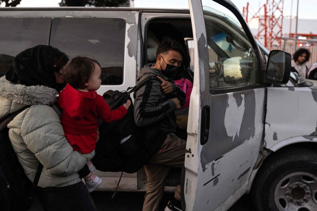 En el cruce fronterizo de El Chaparral, en Tijuana: "Yo no voy a volver atrás, Ecuador está de terror"