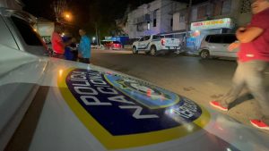 Un delincuente haitiano muerto y dos policias heridos