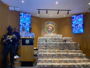 DNCD decomisan 766 paquetes de cocaína, apresan 6 hombres