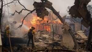 Aumenta a cinco  número de muertos en uno de los incendios que azotan a Los Ángeles