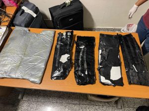 Apresan 3 extranjeros viajarían con cinco paquetes de cocaína camufladas en maletas