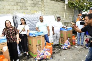 Gobernadora Rosa Santos asiste 7 familias afectadas por un incendio