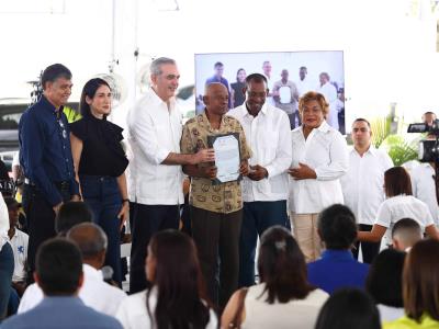 Abinader hace entrega de títulos de propiedad en el Batey Palavé