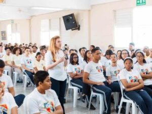 Carolina Mejía conversa con estudiantes de Capotillo