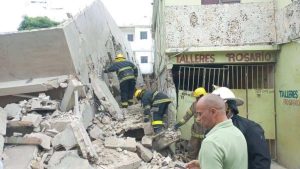 Rescatan dos  con vida tras derrumbe de una edificación