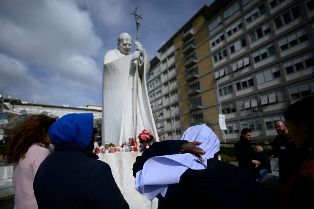 El Papa Francisco muestra una "ligera mejoría" y su inflamación pulmonar evoluciona de manera normal