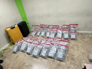 Confiscan 90 pacas de marihuana en  un aeropuerto