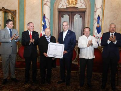 Abinader condecora al rector de Apec Salvador Holguín Haché