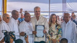 Presidente Abinader entrega 819 títulos de propiedad en Esperanza