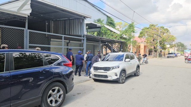 Allanan establecimiento comercial en búsqueda de municiones y armas en Elías Piña