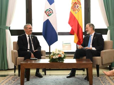 Luis Abinader se reúne con el rey de España en Uruguay